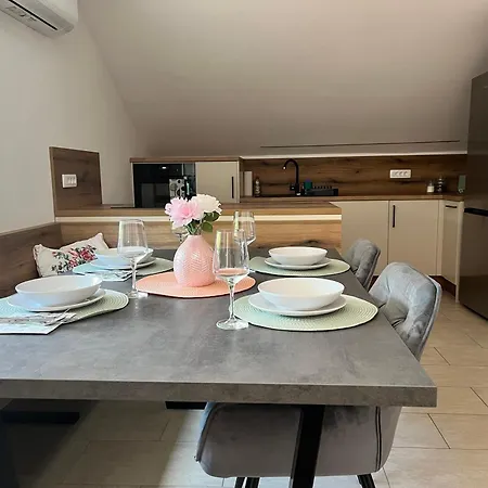 Apartma Tri Planike